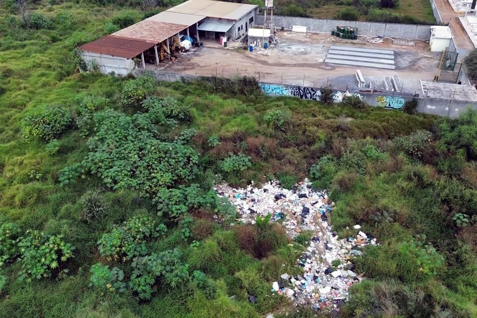  Vecinos denunciaron que carretoneros tiran la basura en un lote baldío al que se ingresa por la Avenida Fuentes de Cumbres.