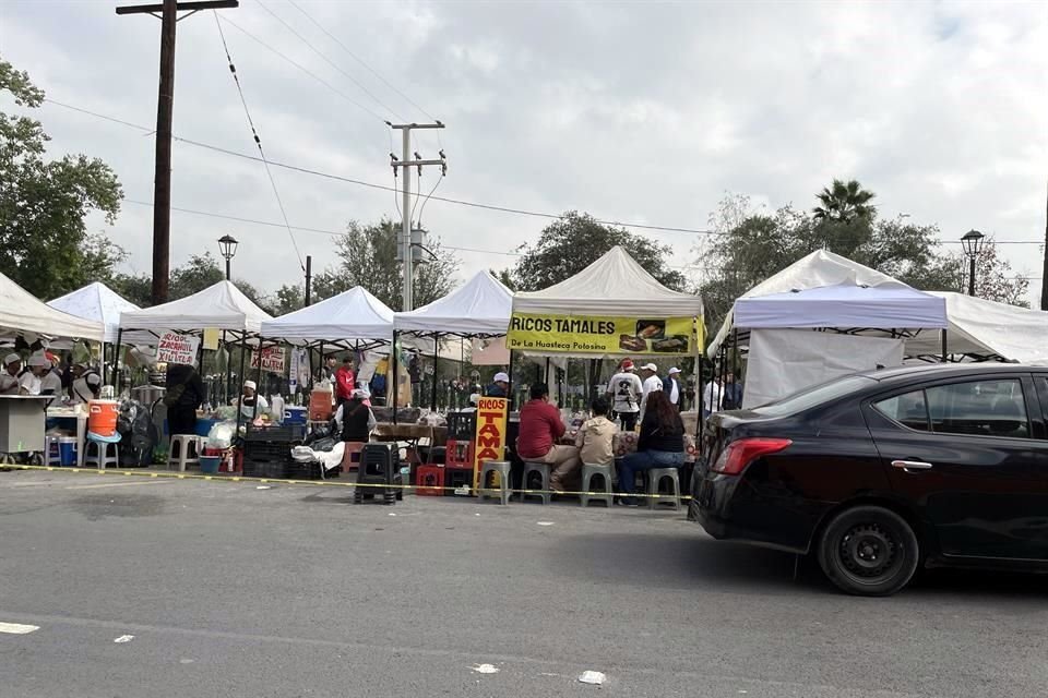  Puestos de comidas, principalmente, se instalaron en los espacios de estacionamiento de la calle Villagrán y Aramberri.