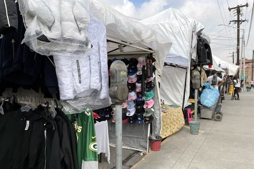  Puestos de comidas, principalmente, se instalaron en los espacios de estacionamiento de la calle Villagrán y Aramberri.