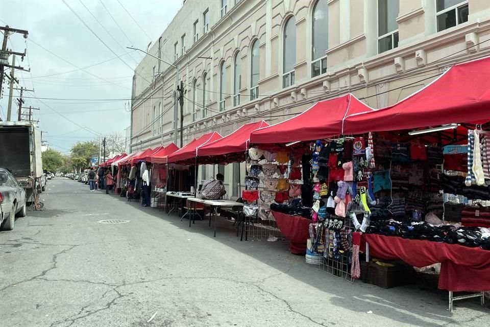  Puestos de comidas, principalmente, se instalaron en los espacios de estacionamiento de la calle Villagrán y Aramberri.