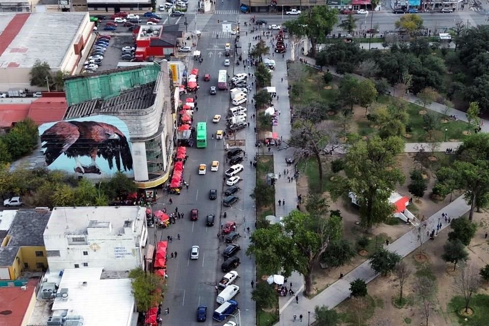  Puestos de comidas, principalmente, se instalaron en los espacios de estacionamiento de la calle Villagrán y Aramberri.