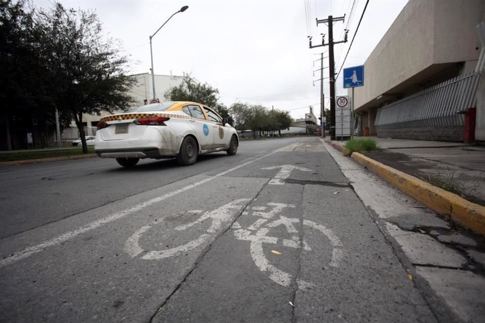   AVENIDA NOGALAR Y MÚNICH.- El espacio destinado para la circulación de bicicletas es invadido por los vehículos, ante la falta de delimitación. 