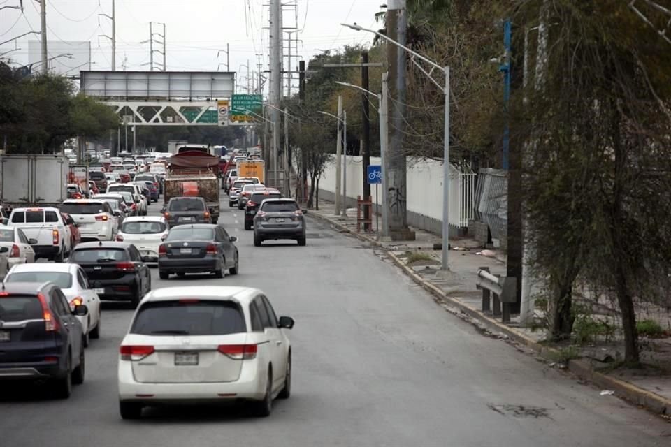   AVENIDA NOGALAR Y MÚNICH.- El espacio destinado para la circulación de bicicletas es invadido por los vehículos, ante la falta de delimitación. 
