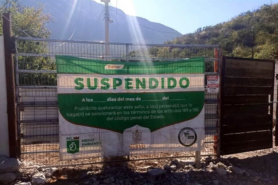  Un portón con candado fue instalado en el acceso a los predios donde se realizan obras en La Huasteca que fueron clausuradas.