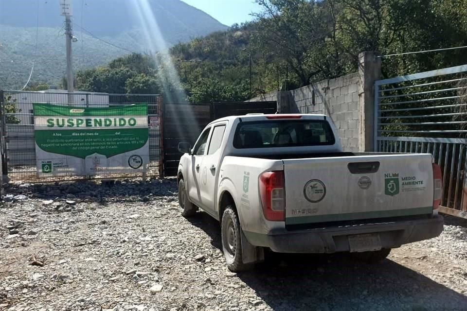  Un portón con candado fue instalado en el acceso a los predios donde se realizan obras en La Huasteca que fueron clausuradas.