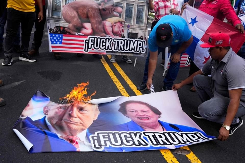 Manifestantes queman una pancarta con el rostro del Presidente electo Donald Trump, en Panamá, el 24 de diciembre.