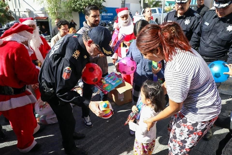 Gracias a donativos de empresas, los uniformados regalaron juguetes, dulces, tamales y cobertores a familias identificadas como vulnerables del municipio.