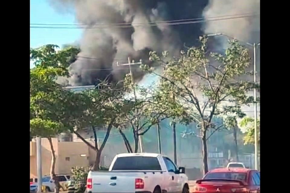 Personal de Bomberos sofocó el fuego.