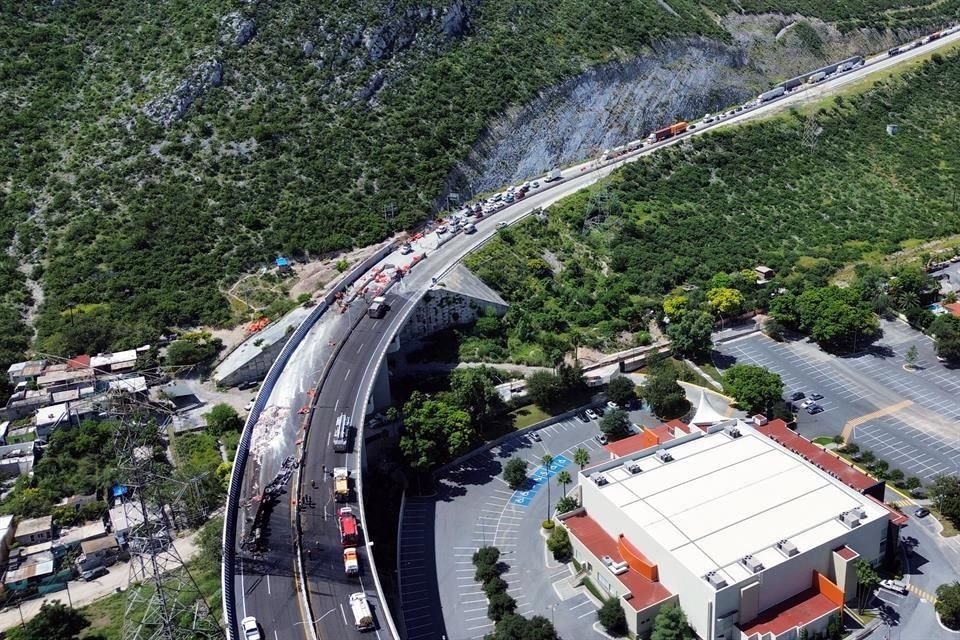 El pasado 28 de septiembre, un tráiler que se quedó sin frenos causó la muerte de seis trabajadores y lesionó a otros dos que hacían labores en el muro, en los carriles con dirección a Monterrey.