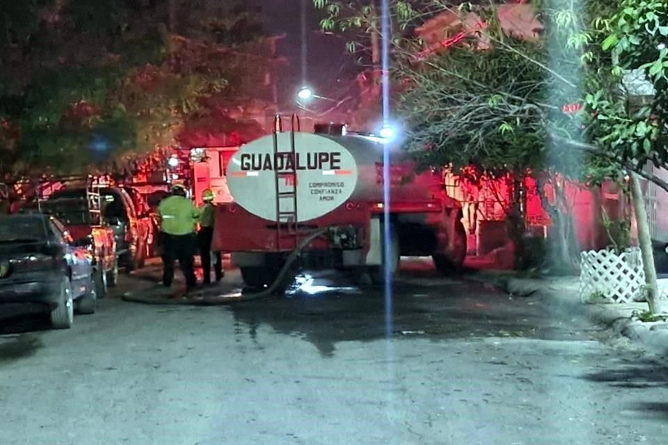 De inmediato llegaron elementos de Bomberos Guadalupe, de Protección Civil municipal, del CRUM y la Cruz Roja, quienes encontraron aún la casa en llamas por la pirotecnia almacenada.