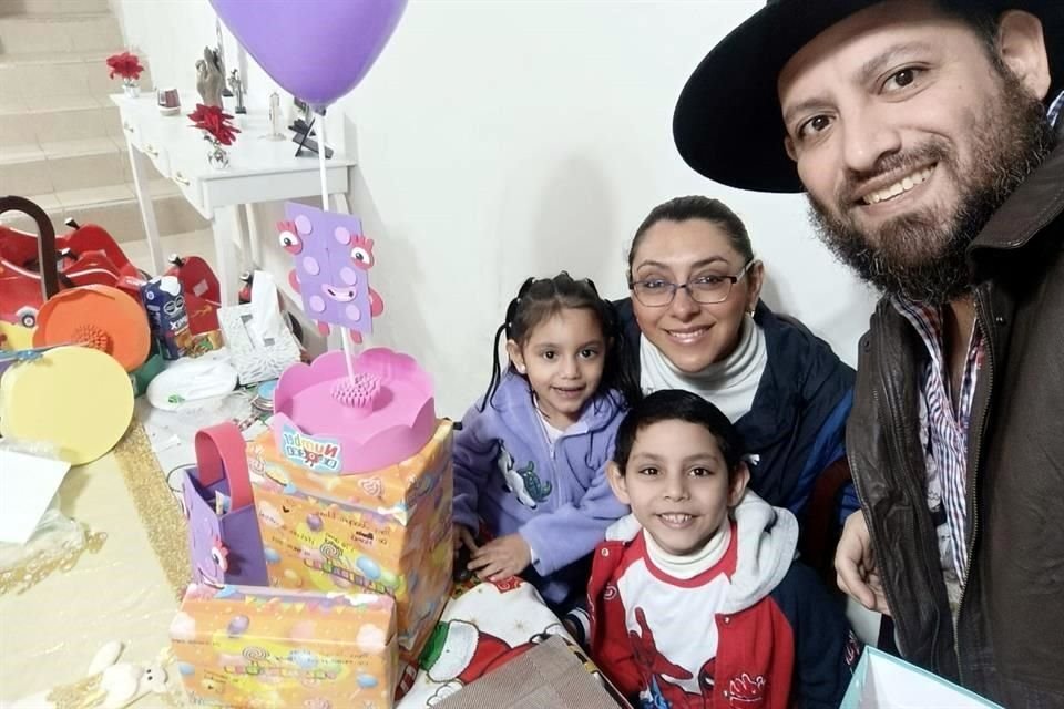 Joaquín, de 6 años, nació un 1 de enero. El pequeño festeja al mismo tiempo su cumpleaños y el Año Nuevo junto a sus padres y su hermana.