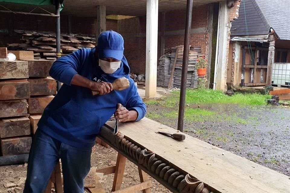 Una cuadrilla de restauradores trabajan artesanalmente los ornamentos.