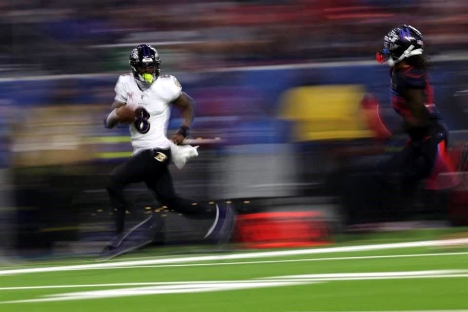 Lamar Jackson también lució por tierra al anotar en una ocasión.