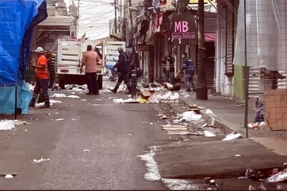 Desde las 07:30 horas de ayer, las cuadrillas municipales comenzaron con los trabajos de barrido manual.