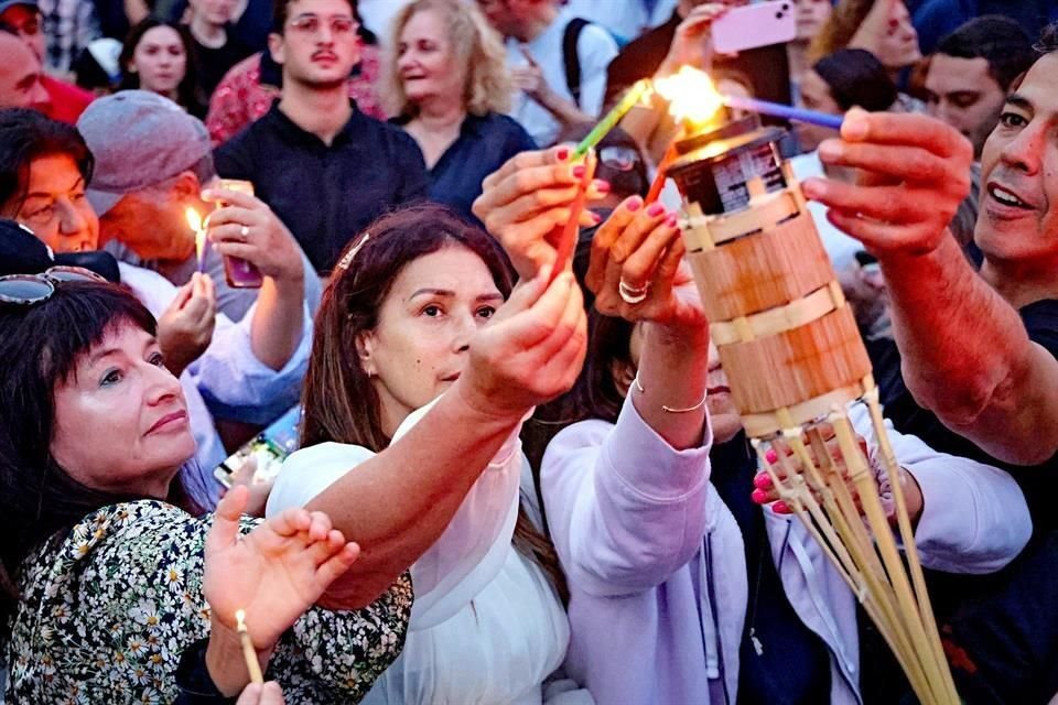 En Hanukkah se encienden velas durante ocho días y consiste en expresar el orgullo de ser judío.