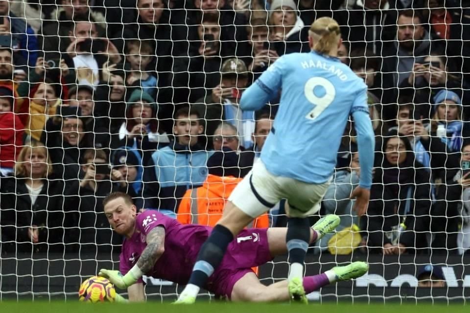 Jordan Pickford adivinó el disparo del noruego y así detuvo el tiro penal.