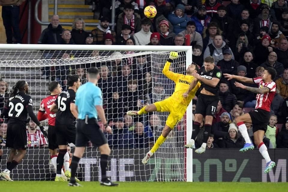 Esta es la jugada en la que Lukasz Fabianski resultó con un fuerte golpe en la cabeza.