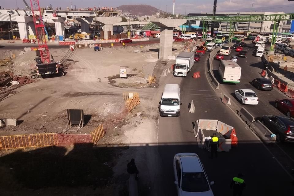 Reportes señalan que el hombre caminaba por la vialidad e intentó cruzar en un sitio donde no hay paso peatonal.