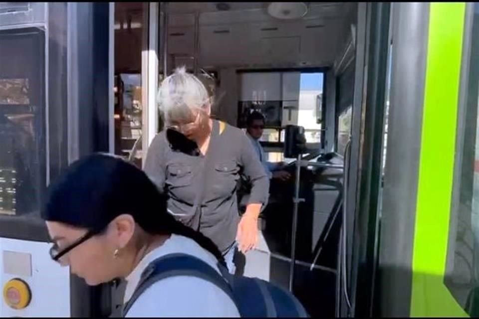 Usuarias fueron bajadas ayer de una unidad de la Ruta 214, en San Pedro, porque querían pagar en efectivo su boleto y sólo se aceptan medios digitales, es decir, tarjeta y aplicación.