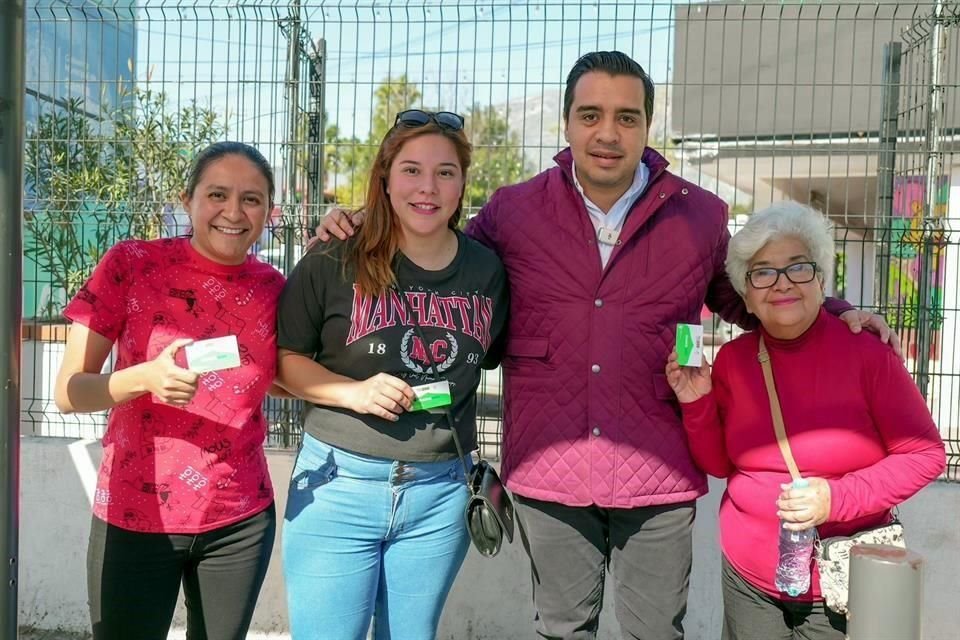 Hoy entregó tres tarjetas en forma simbólica, con un saldo de 15 mil pesos.