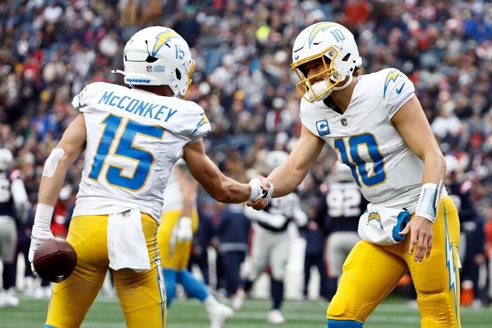 Ladd McConkey (número 15), de Los Angeles Chargers, celebra con Justin Herbert después de anotar un touchdown durante el segundo cuarto contra los New England Patriots.