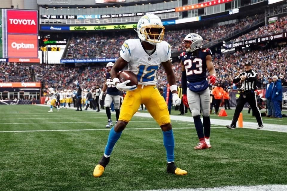 Derius Davis (número 12) de Los Angeles Chargers celebra luego de atrapar un pase de touchdown, durante el primer cuarto.