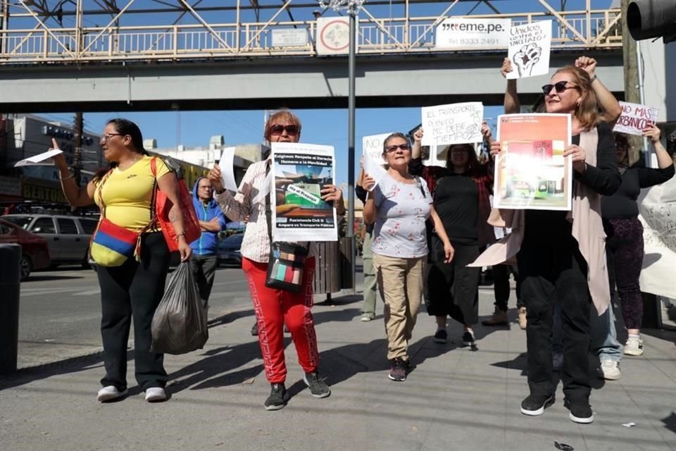 Afuera del Mercado Juárez, decenas de usuarios se reunieron y protestaron contra el posible aumento al pasaje.