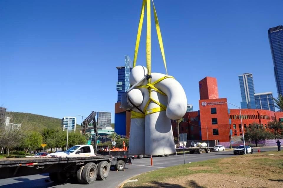 A cinco años de ser instalados en Calzada San Pedro, las esculturas de los 'Gigantes' son trasladadas al sector Valle Oriente.