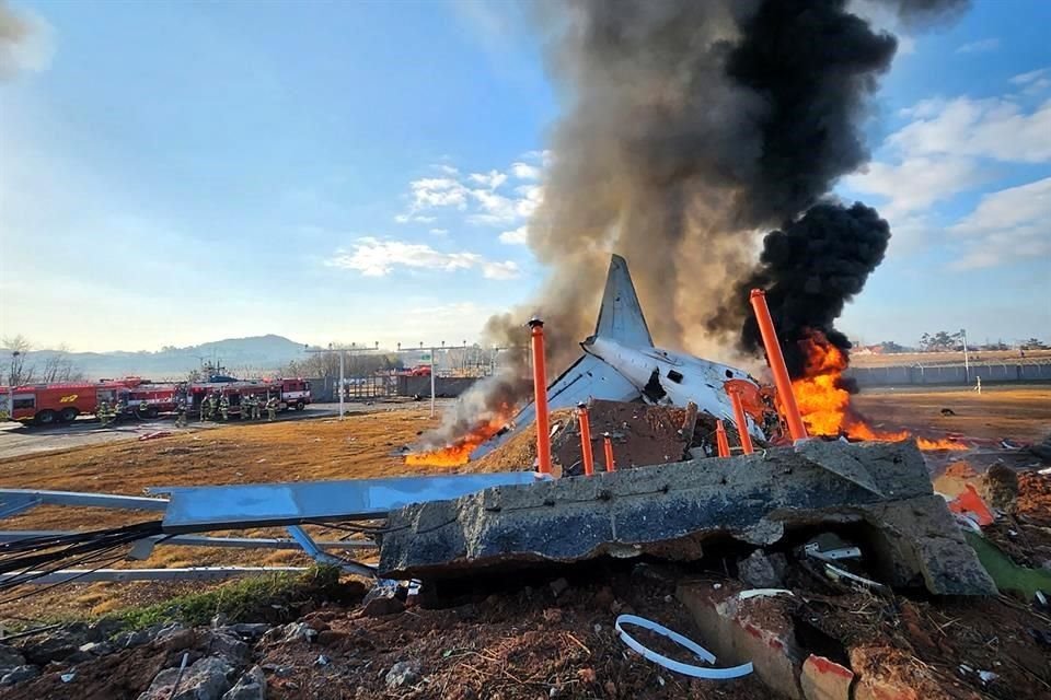 Un avión que transportaba a más de 180 personas se salió de pista y se estrelló contra un muro en el Aeropuerto de Muan, en Corea del Sur.