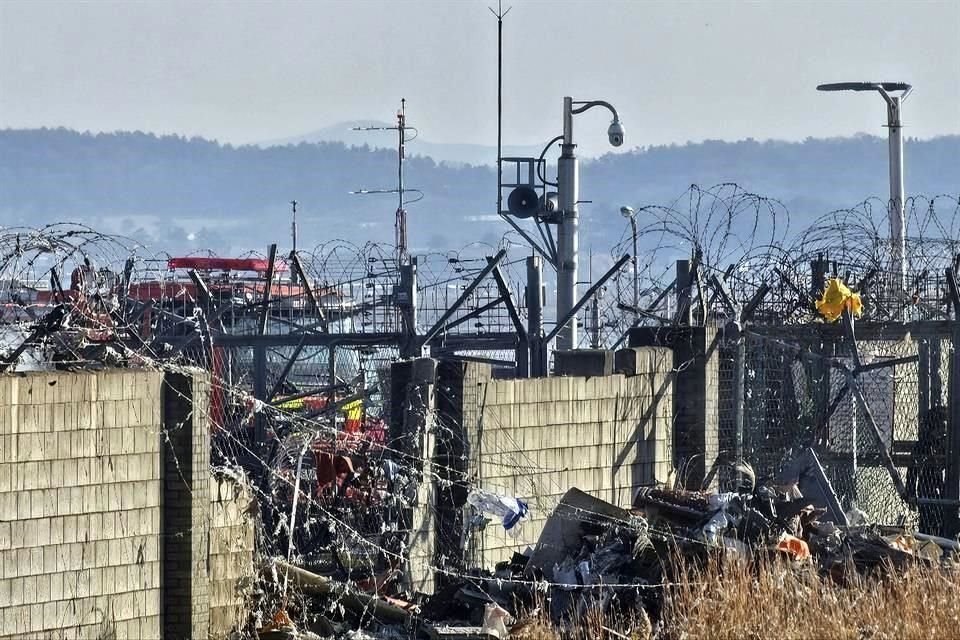 Un equipo de rescate trabaja para extinguir un incendio en el Aeropuerto Internacional de Muan, en Corea del Sur.