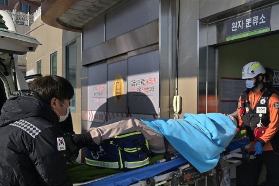 Un avión que transportaba a más de 180 personas se salió de pista y se estrelló contra un muro en el Aeropuerto de Muan, en Corea del Sur.