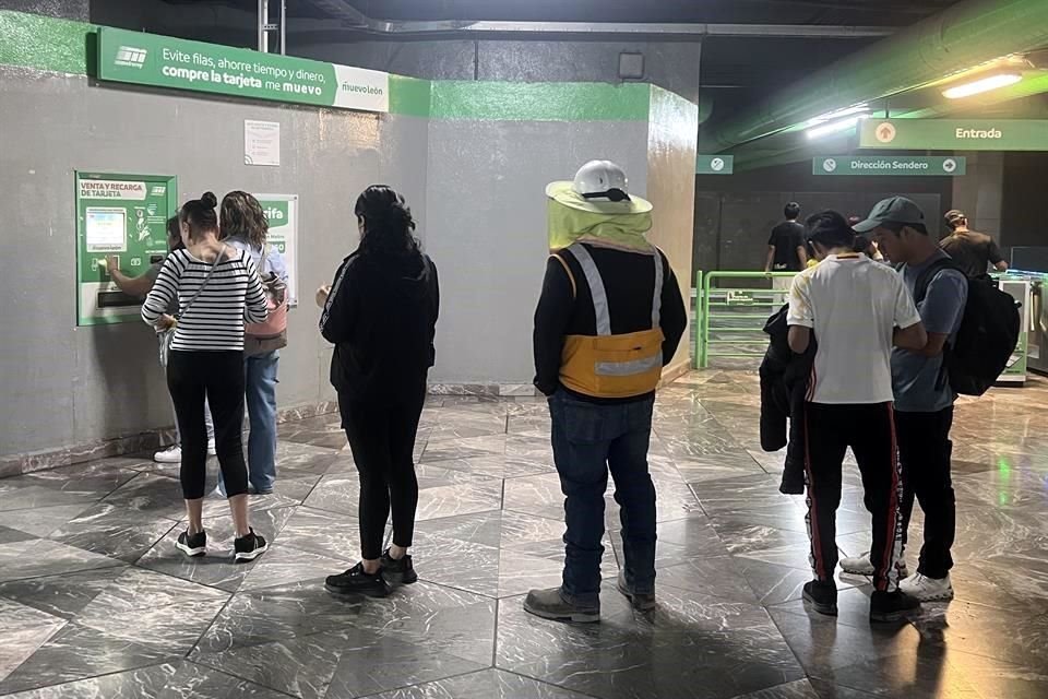 Los usuarios del transporte enfrentan complicaciones en las estaciones del Metro  para obtener las tarjetas Me Muevo.