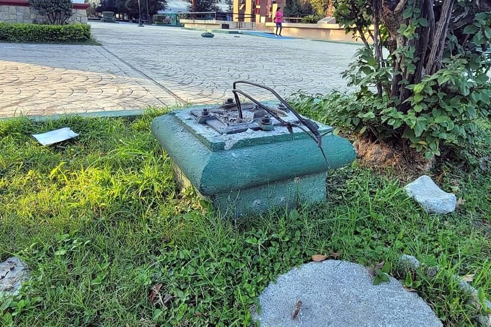 Vecinos de Monterrey denuncian el robo de 14 mil luminarias, incluyendo los postes, de la Plaza de los Compositores, en la Av. Constitución.
