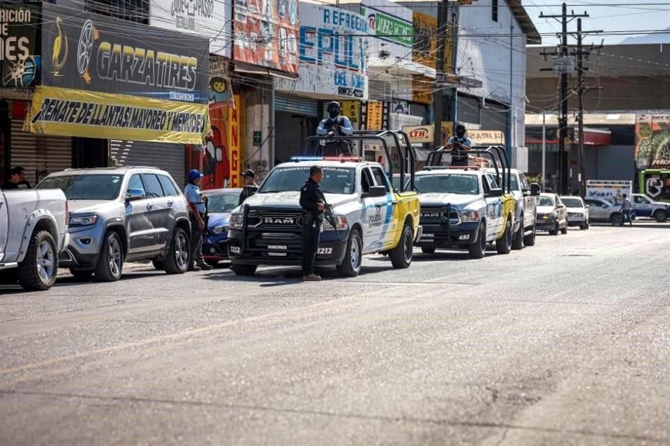 Policías de Monterrey inspeccionaron los negocios de la zona.