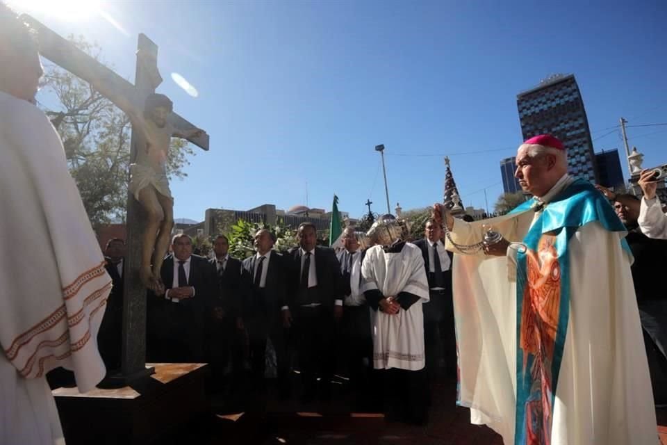 En la caminata cargaron una gran figura de Jesús en la cruz que colocaron en la Catedral Metropolitana. 