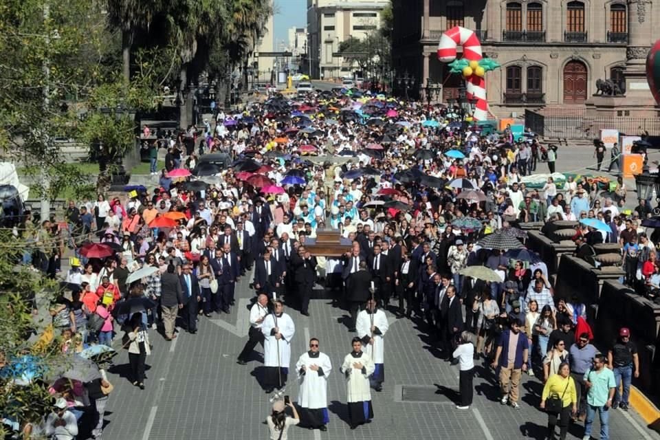 Católicos peregrinaron por el Centro de Monterrey para iniciar el Año Jubilar.