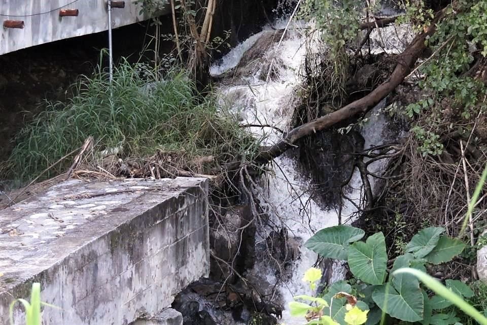 El agua cristalina del Arroyo La Chueca se convierte en un color gris-verdoso con malos olores por la descarga de AyD.