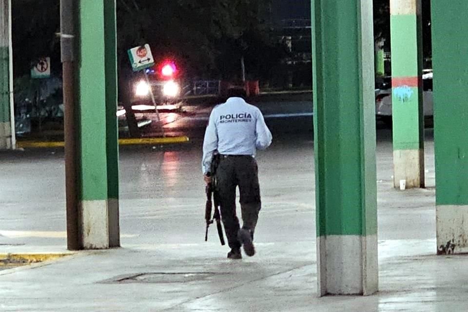 Elementos de la Policía de Monterrey acudieron a Plaza Cumbres tras el reporte sobre la presencia de personas armadas.