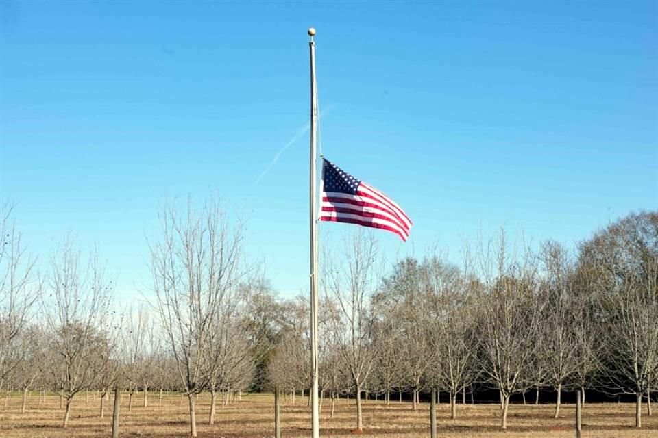 Una bandera ondea a media asta en la casa de la infancia del ex Presidente Jimmy Carter.