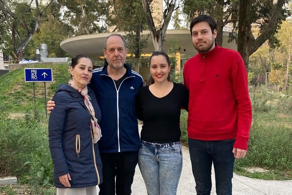 El ex guitarrista de Caifanes pasará Nochevieja con Martínez y sus dos hijos, Bela y Diego.