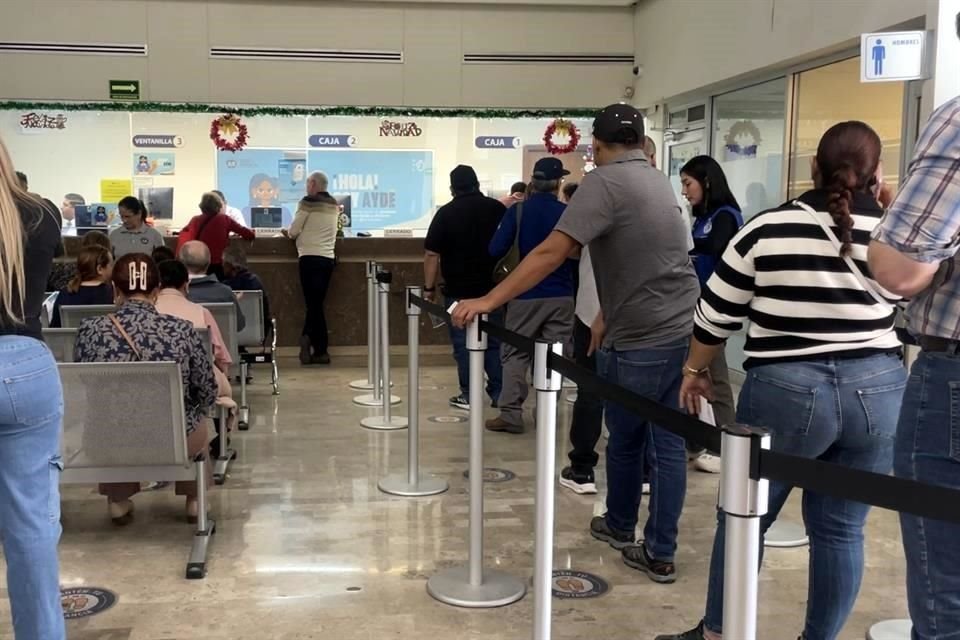 Usuarios acuden a las oficinas de Agua y Drenaje en busca de una aclaración por el 'cobro expediente'. 