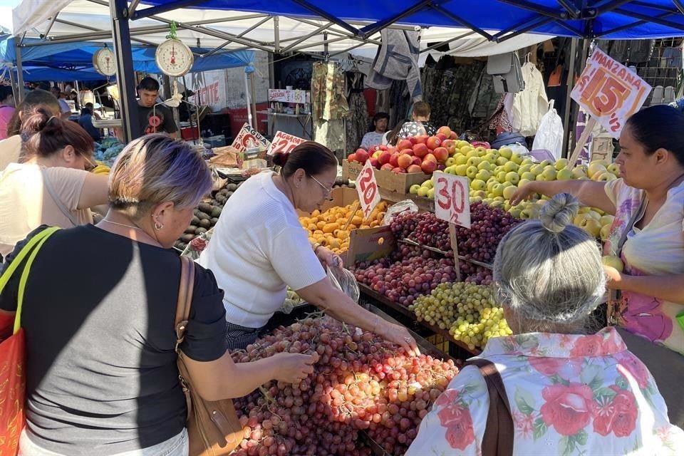 La gente acudió al Mesón Estrella por las tradicionales uvas.