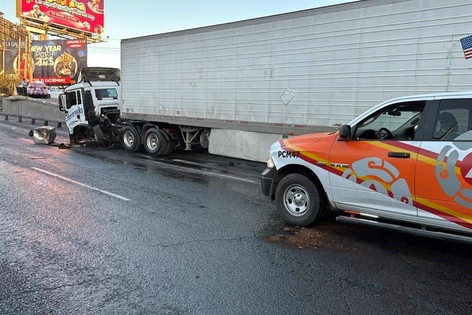 Un tráiler que se impactó en uno de los muros del puente de Fidel Velázquez y Barragán y derramó diésel sobre la carpeta asfáltica.