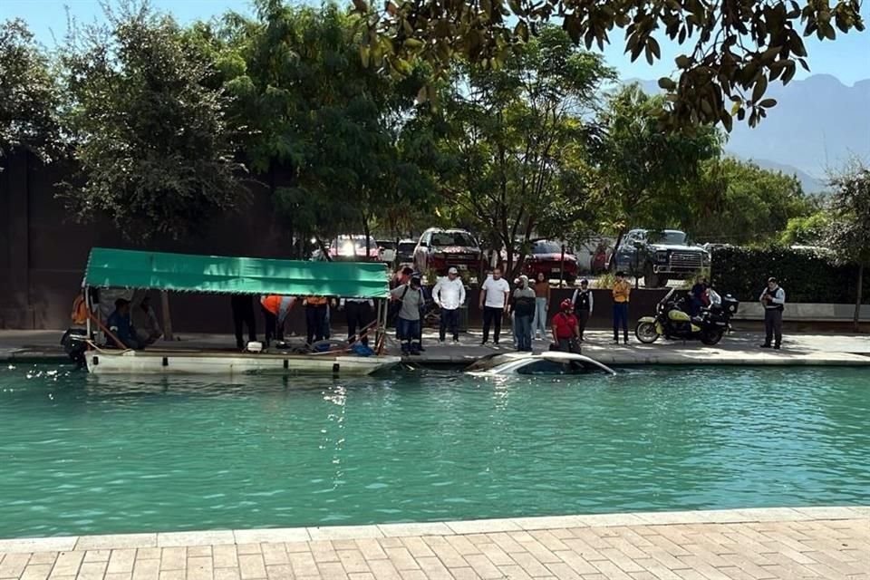 El auto fue remolcado por una lancha para acercarlo a la Avenida Félix U. Gómez para ser sacado del canal.