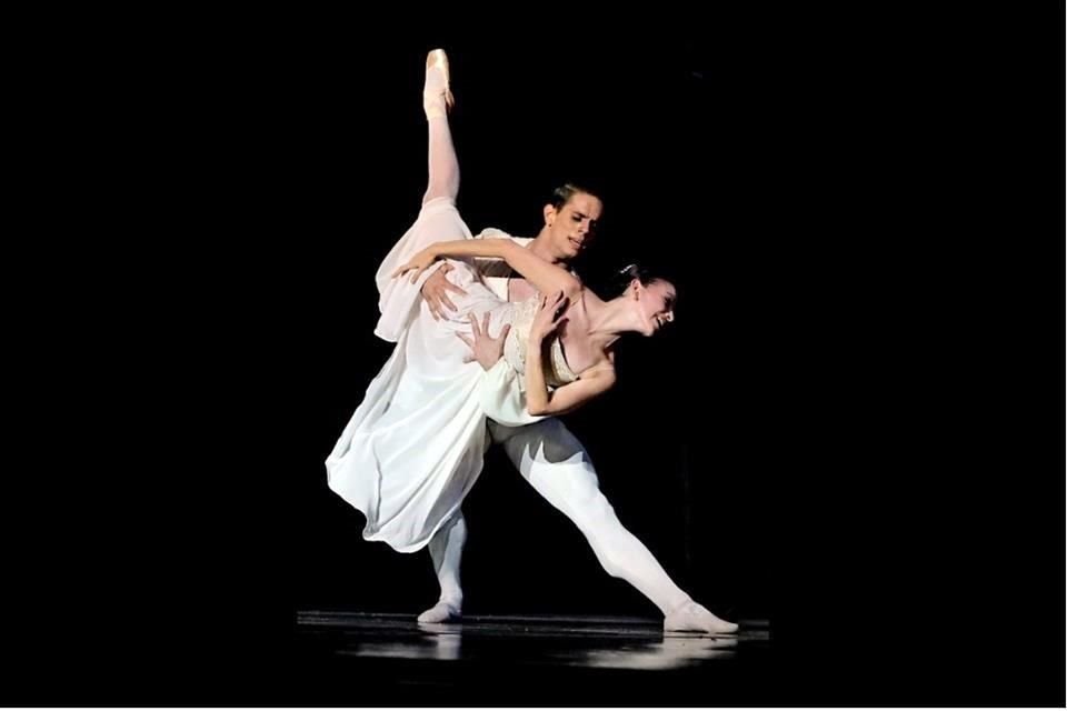 Luciano Perotto y Andrea de León en 'Romeo y Julieta', propuesta del Ballet de Monterrey.