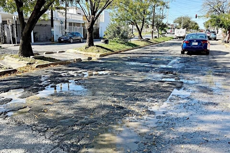 Baches con aguas negras predominan en un tramo de la Av. Roberto G. Sada, en la Colonia Constituyentes de Querétaro.