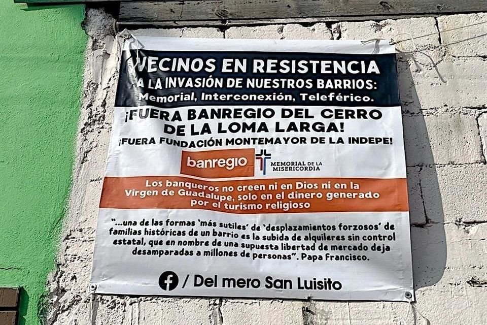 Vecinos de la Colonia Independencia han colocado mantas para expresar su rechazo a la Interconexión y al Metrocable.