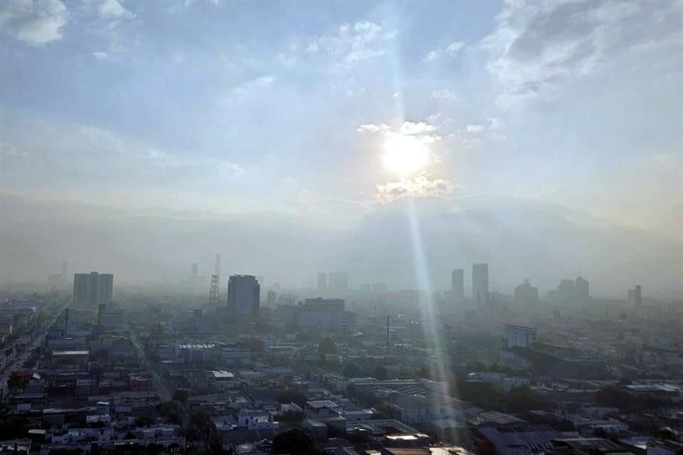 Por la mañana, una capa gris de contaminación cubría a la Ciudad.