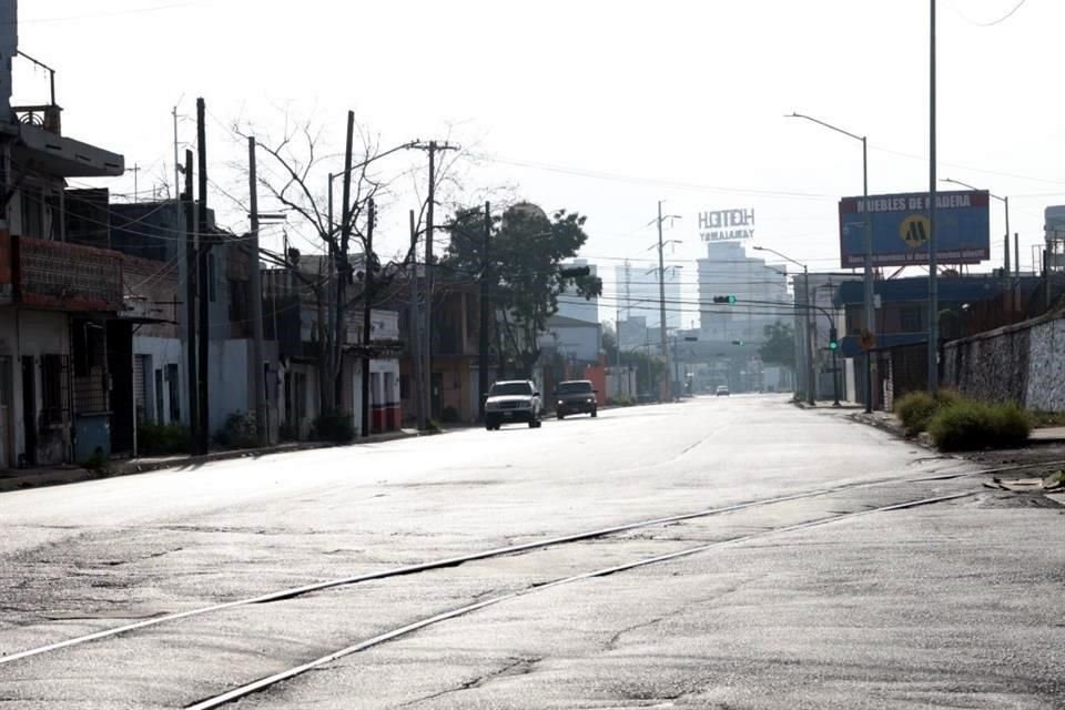 Una postal poco vista en la zona metropolitana, calles vacías.