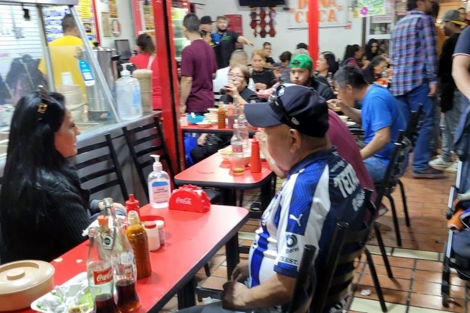 Familias regias acudieron a comer menudo en el Mercado Juárez.